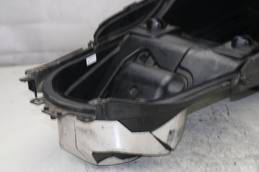 photo de UNDERSEAT STORAGE YAMAHA YP MAJESTY ABS 400 (2007 - 2009) - Surface and material condition