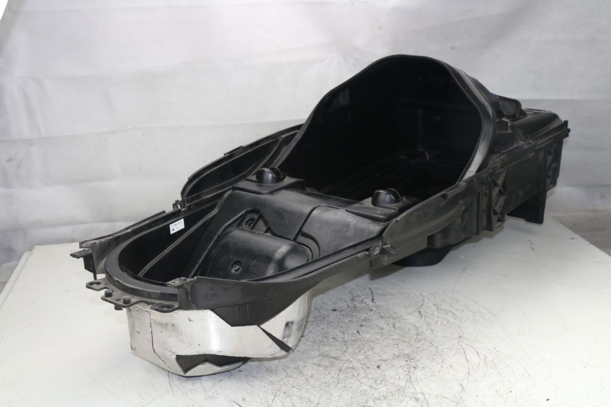 photo de UNDERSEAT STORAGE YAMAHA YP MAJESTY ABS 400 (2007 - 2009) - Markings and original references