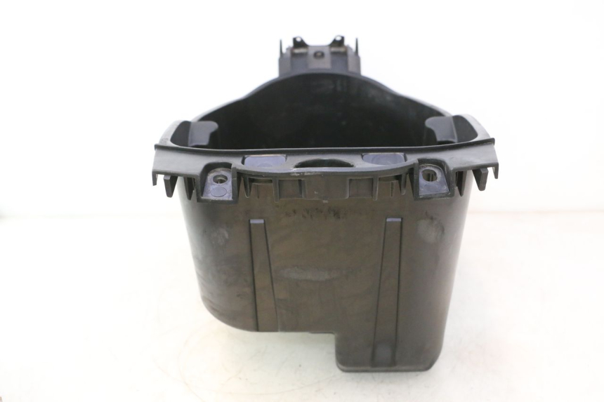 photo de UNDERSEAT STORAGE YAMAHA YP MAJESTY 125 (1998 - 2001) - Fixing points details