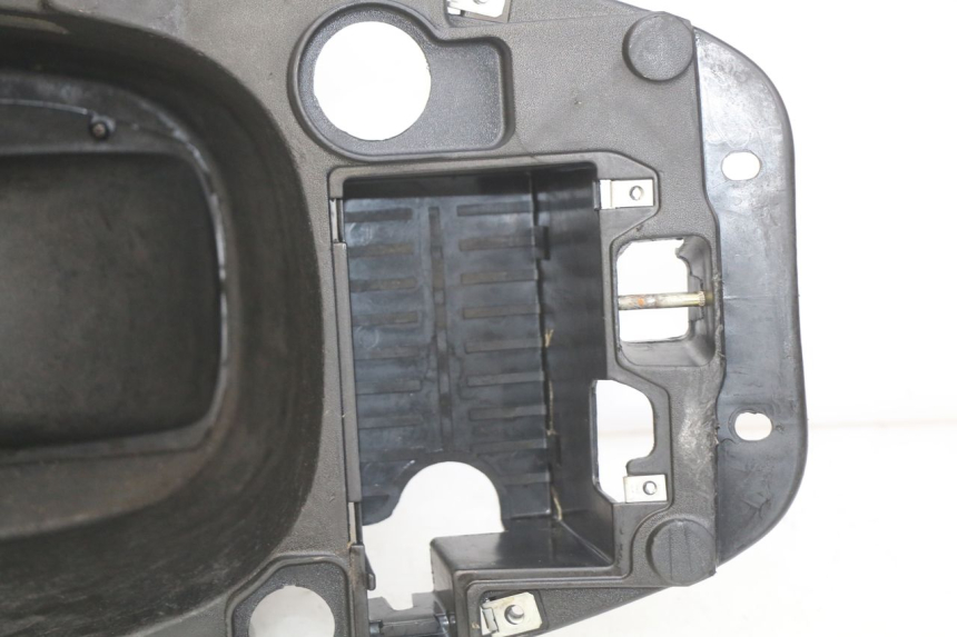 photo de SEAT STORAGE BOX PIAGGIO ZIP 2T 50 (2009 - 2019) - Fixing points details