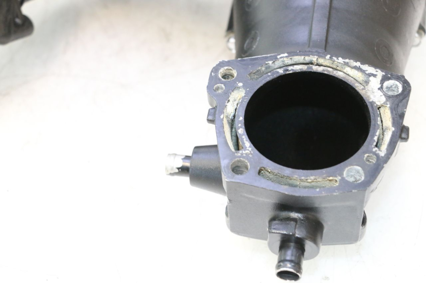 photo de EXHAUST PIPE YAMAHA WAVE RUNNER GP R 1200 (2000 - 2003) - Alternative perspective