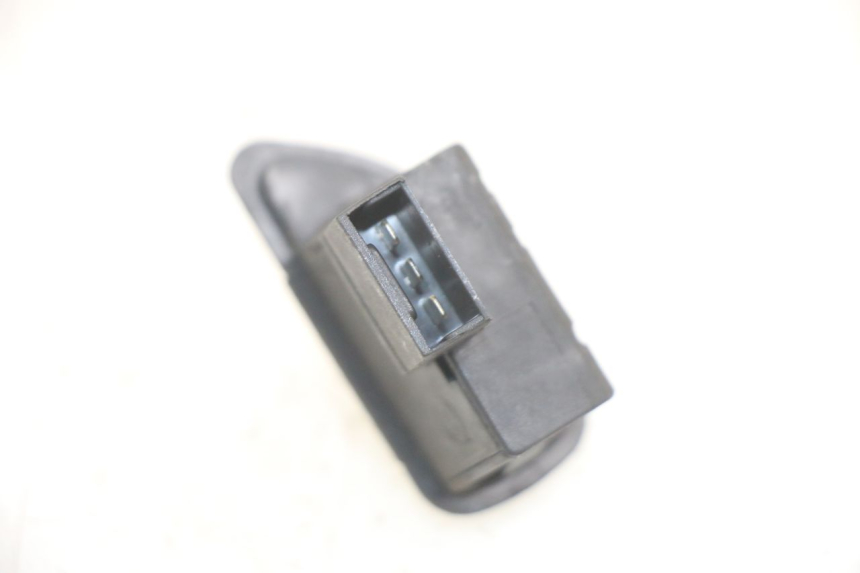 photo de TURN SIGNAL SWITCH PIAGGIO FLY 125 (2005 - 2012) - Zoom on usage condition