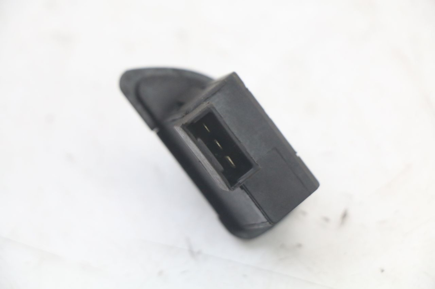 photo de TURN SIGNAL SWITCH PIAGGIO LIBERTY IGET 4T 50 (2021 - 2025) - Technical close-up