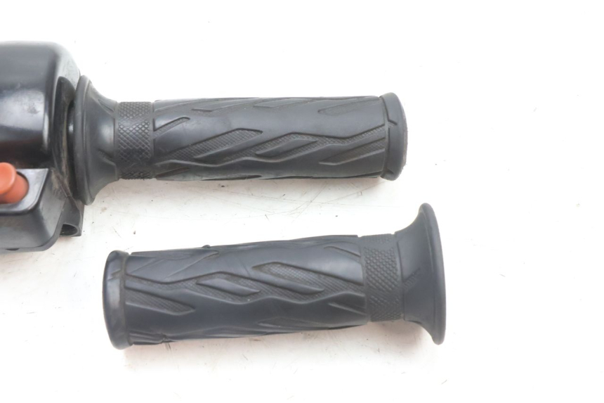 photo de RIGHT HANDLEBAR SWITCH KYMCO AGILITY 16+ 4T 50 (2018 - 2023) - Zoom on usage condition