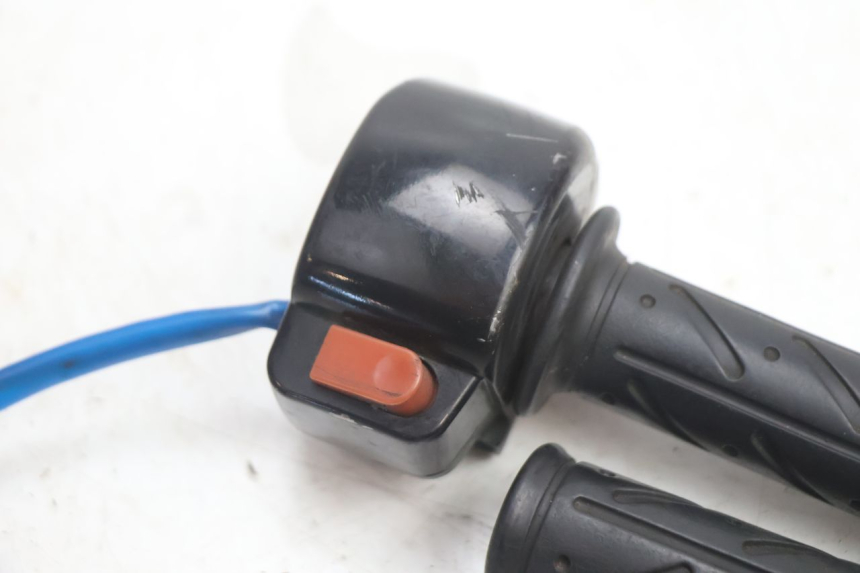 photo de RIGHT HANDLEBAR SWITCH KYMCO AGILITY 4T 50 (2018 - 2022) - Zoom on usage condition