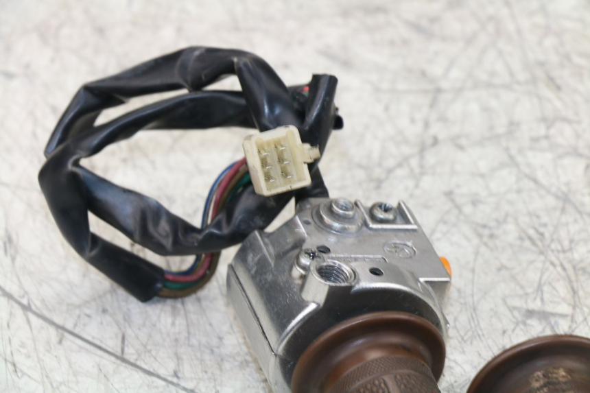 photo de RIGHT SWITCH BAOTIAN BT COLLECTOR 50 (2005 - 2013) - Component detail