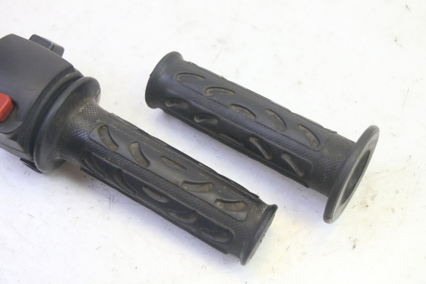 photo de RIGHT HANDLEBAR SWITCH MBK BOOSTER SPIRIT 50 (2004 - 2017) - Zoom on usage condition