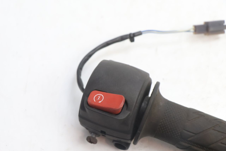 photo de RIGHT HANDLEBAR SWITCH MBK BOOSTER SPIRIT 50 (2004 - 2017) - Zoom on usage condition