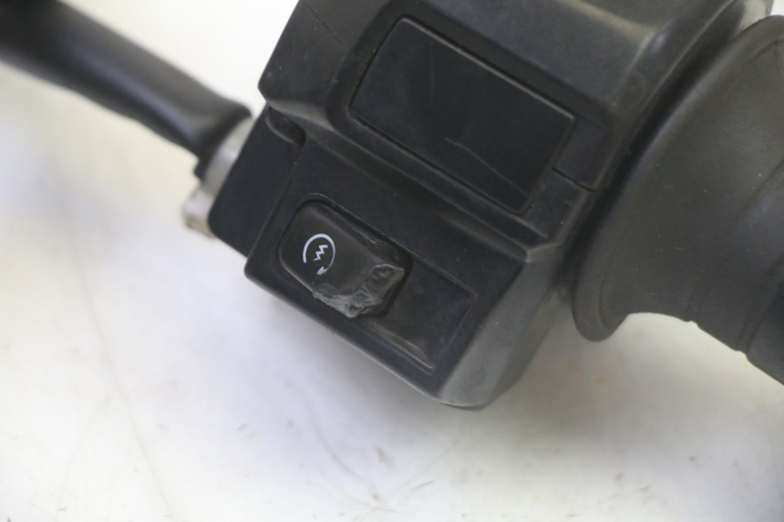 photo de RIGHT HANDLEBAR SWITCH SUZUKI BURGMAN 125 (2007 - 2014) - Zoom on usage condition