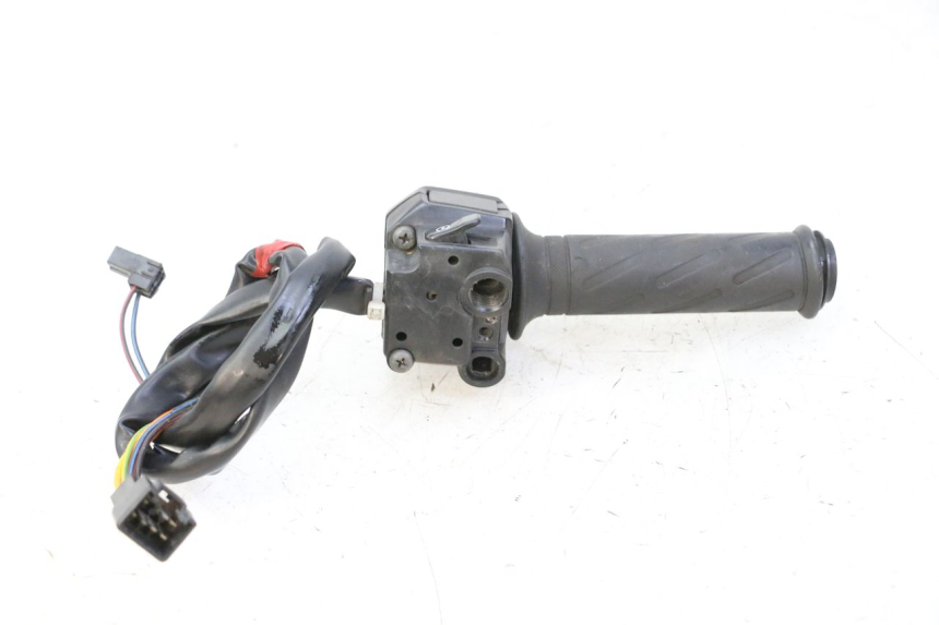 photo de RIGHT HANDLEBAR SWITCH SUZUKI BURGMAN 125 (2007 - 2014) - Zoom on usage condition
