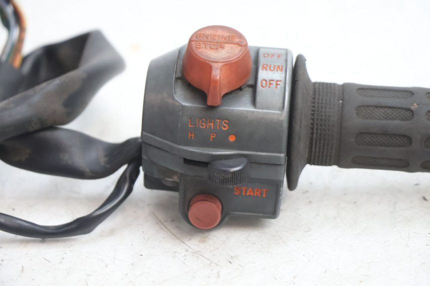 photo de RIGHT SWITCH HONDA CB TWO FIFTY 250 (1991 - 2002) - Zoom on usage condition