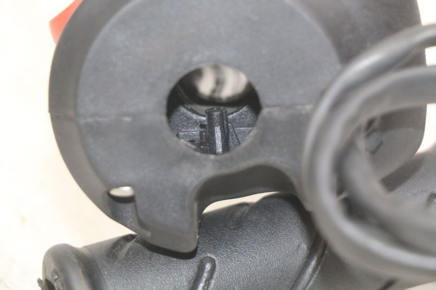 photo de RIGHT HANDLEBAR SWITCH PEUGEOT CITYSTAR AIR 125 (2014 - 2017) - Zoom on usage condition