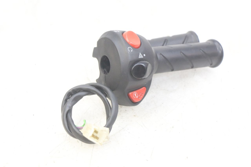photo de RIGHT HANDLEBAR SWITCH PEUGEOT CITYSTAR AIR 125 (2014 - 2017) - Surface and material condition