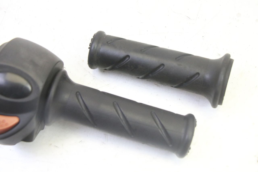 photo de RIGHT HANDLEBAR SWITCH PEUGEOT CITYSTAR 50 (2013 - 2017) - Zoom on usage condition