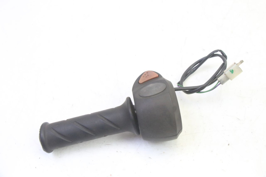 photo de RIGHT HANDLEBAR SWITCH PEUGEOT CITYSTAR 50 (2013 - 2017) - Zoom on usage condition