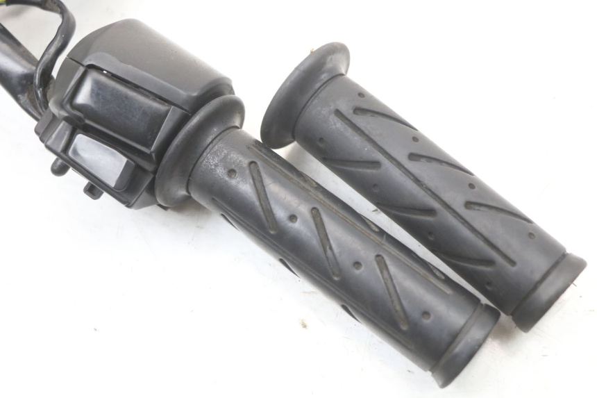 photo de RIGHT HANDLEBAR SWITCH KYMCO DINK 4T 50 (2007 - 2018) - Zoom on usage condition