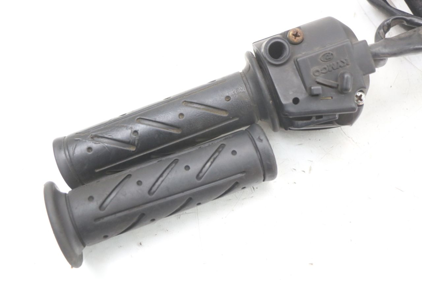 photo de RIGHT HANDLEBAR SWITCH KYMCO DINK 4T 50 (2007 - 2018) - Technical close-up