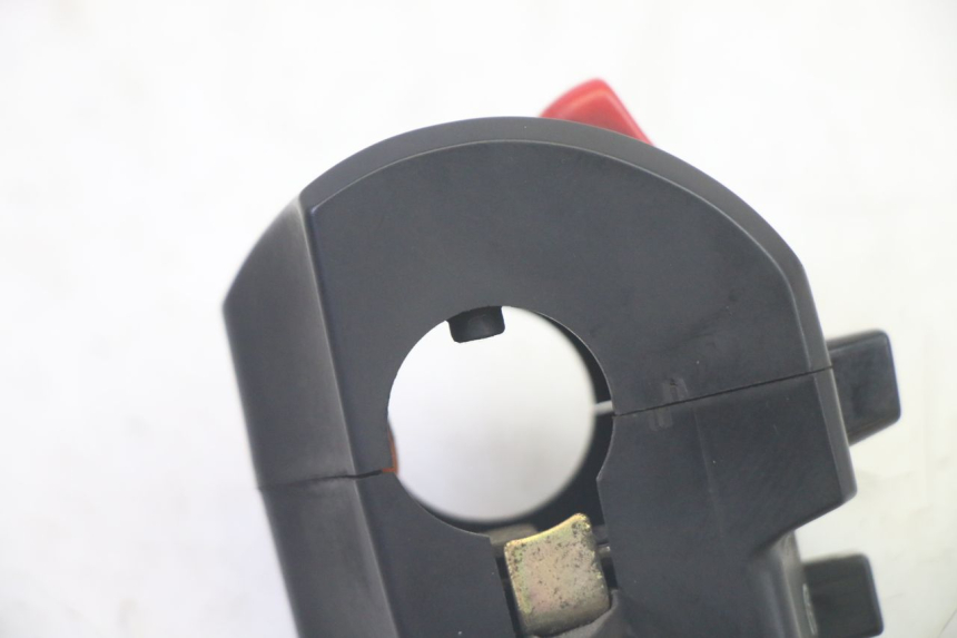 photo de RIGHT SWITCH SUZUKI DL V STROM 1000 (2002 - 2007) - Fixing points details