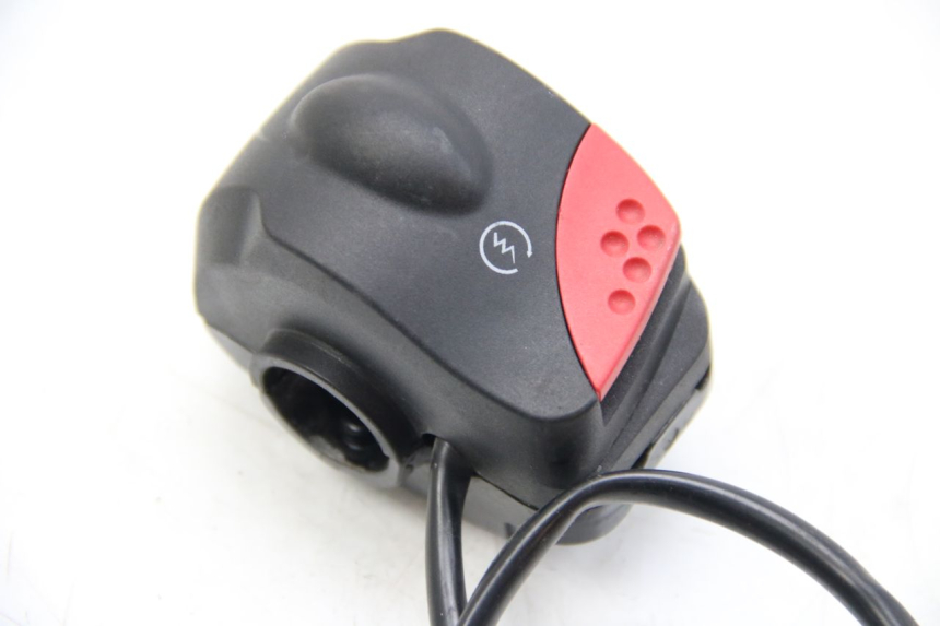 photo de RIGHT HANDLEBAR SWITCH PEUGEOT E-VIVACITY 1 (2012 - 2018) - Zoom on usage condition
