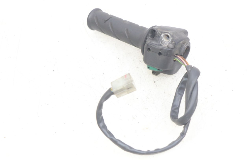 photo de RIGHT HANDLEBAR SWITCH PEUGEOT ELYSEO 125 (1999 - 2004) - Zoom on usage condition
