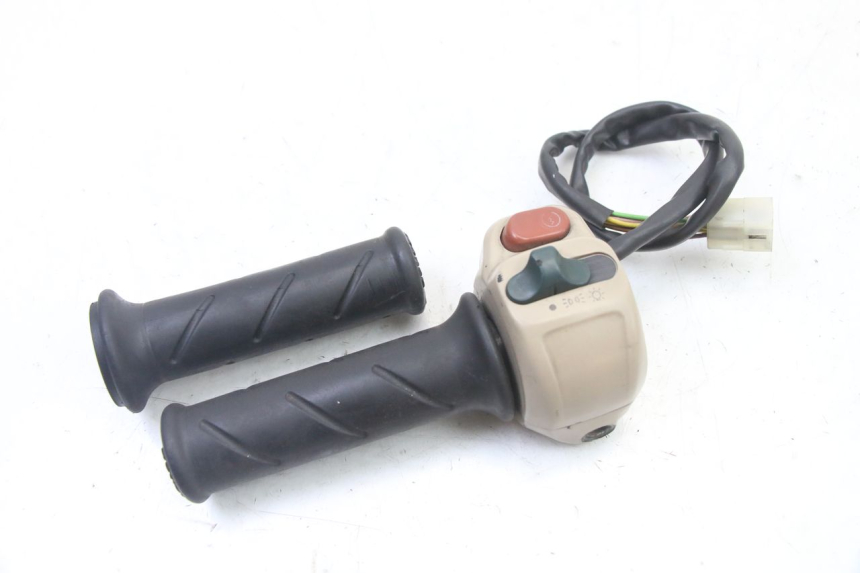photo de RIGHT HANDLEBAR SWITCH PEUGEOT ELYSEO 125 (1999 - 2004) - Zoom on usage condition