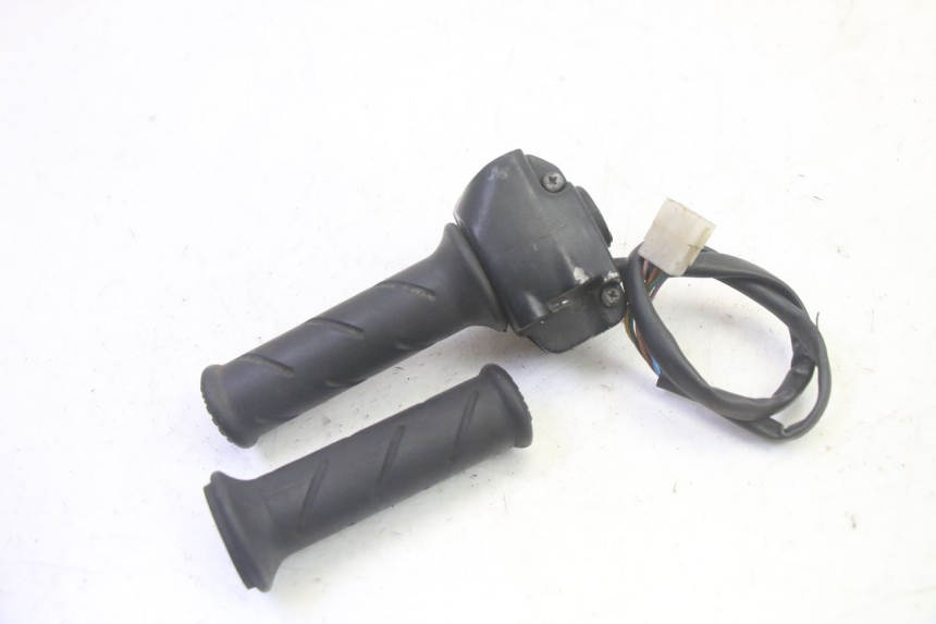photo de RIGHT HANDLEBAR SWITCH PEUGEOT ELYSEO 125 (1999 - 2004) - Alternative perspective