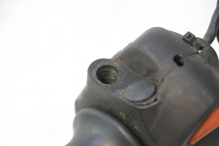 photo de RIGHT HANDLEBAR SWITCH PEUGEOT ELYSTAR 50 (2002 - 2014) - Zoom on usage condition