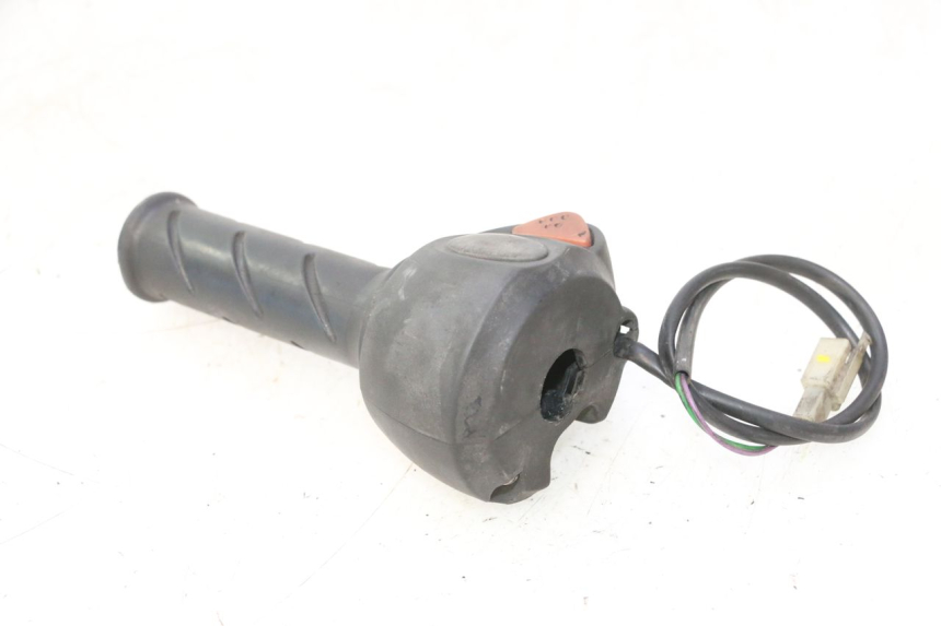 photo de RIGHT HANDLEBAR SWITCH PEUGEOT ELYSTAR 50 (2002 - 2014) - Fixing points details