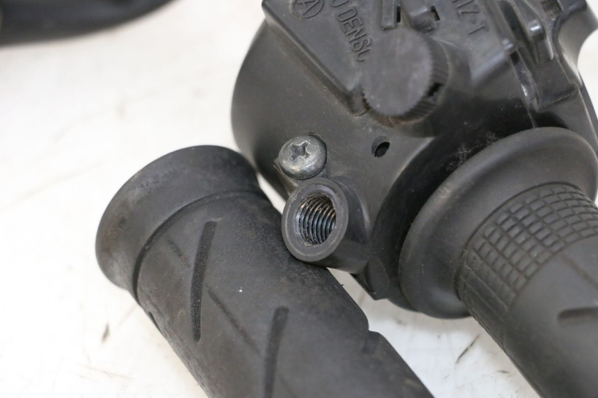 photo de RIGHT HANDLEBAR SWITCH HONDA FES S-WING SWING ABS 125 (2007 - 2015) - Zoom on usage condition