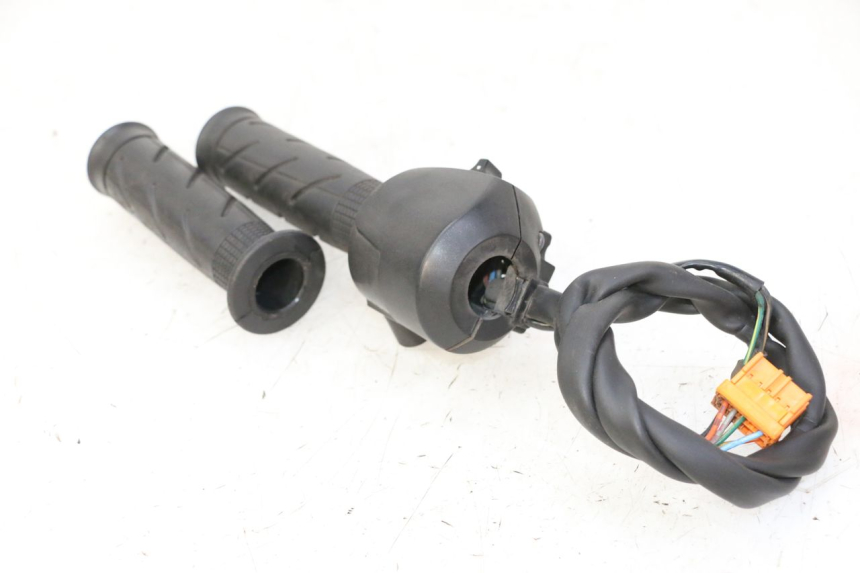 photo de RIGHT HANDLEBAR SWITCH HONDA FES S-WING SWING ABS 125 (2007 - 2015) - Product overview