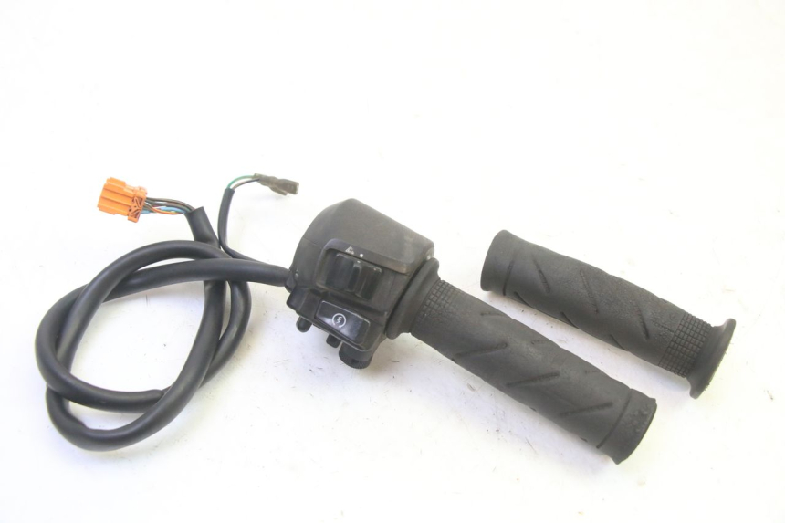 photo de RIGHT HANDLEBAR SWITCH HONDA FES S-WING SWING ABS 125 (2007 - 2015) - Main view