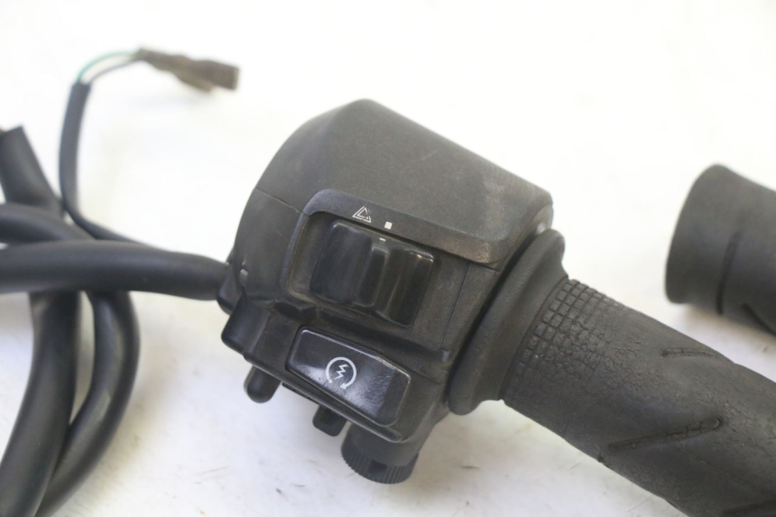 photo de RIGHT HANDLEBAR SWITCH HONDA FES S-WING SWING ABS 125 (2007 - 2015) - Component detail