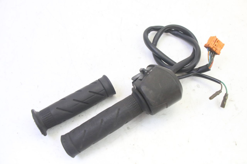 photo de RIGHT HANDLEBAR SWITCH HONDA FES S-WING SWING ABS 125 (2007 - 2015) - Alternative perspective