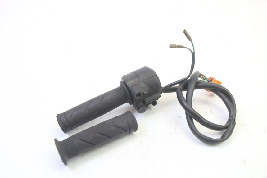 photo de RIGHT HANDLEBAR SWITCH HONDA FES S-WING SWING ABS 125 (2007 - 2015) - Technical close-up