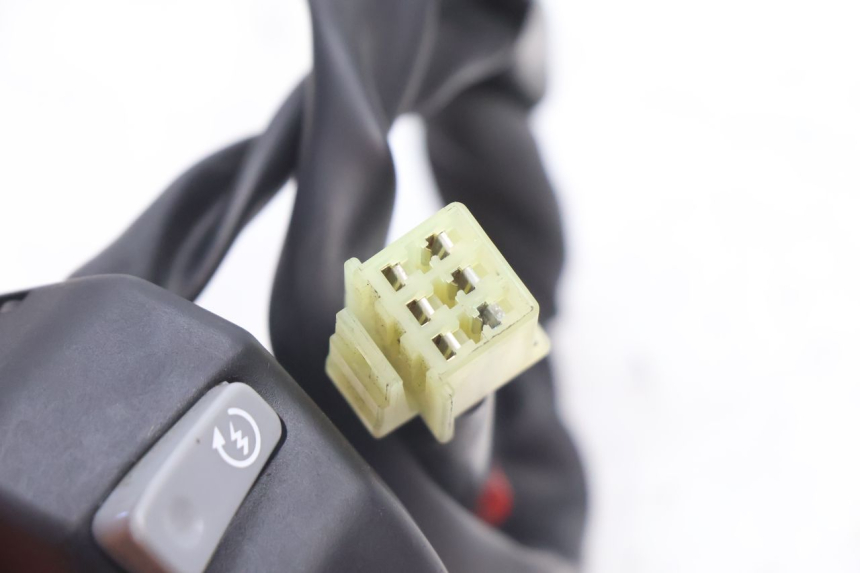 photo de RIGHT SWITCH YAMAHA FZ8 800 (2010 - 2016) - Fixing points details