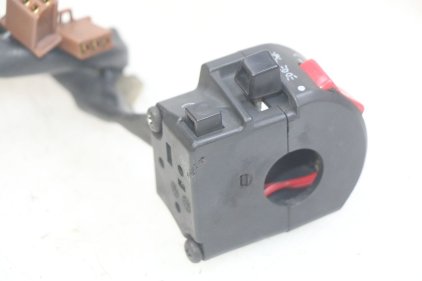 photo de RIGHT HANDLEBAR SWITCH YAMAHA FZS FAZER 600 (1998 - 2001) - Zoom on usage condition