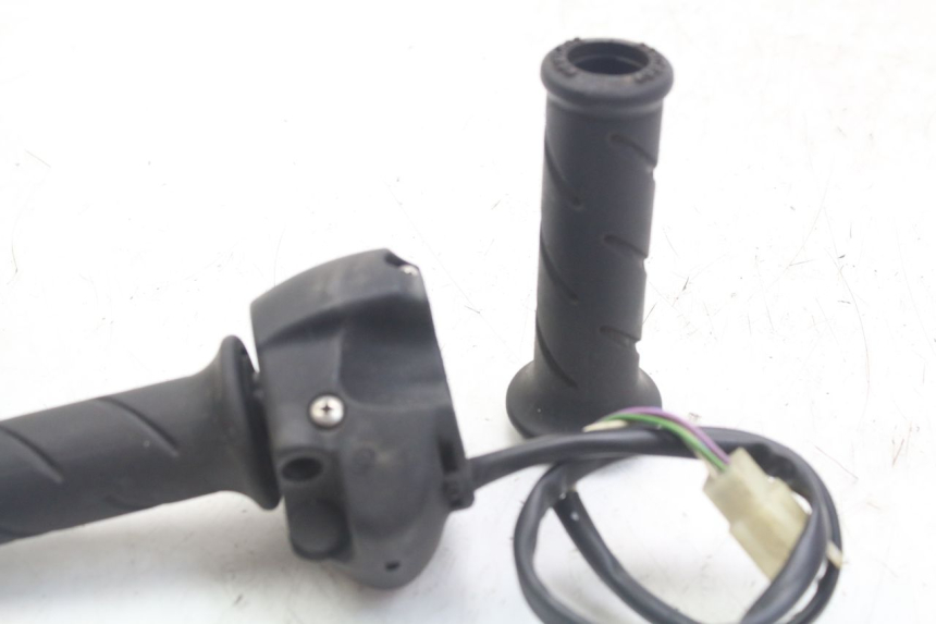 photo de RIGHT SWITCH PEUGEOT GEOPOLIS RS 125 (2007 - 2009) - Zoom on usage condition