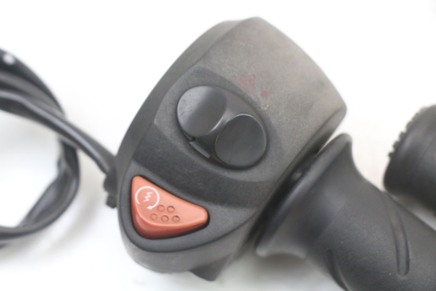 photo de RIGHT SWITCH PEUGEOT GEOPOLIS RS 125 (2007 - 2009) - Zoom on usage condition