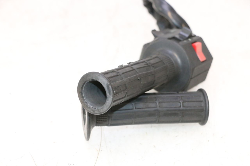 photo de RIGHT SWITCH KAWASAKI GPX F ZX750F 750 (1986 - 1990) - Alternative perspective