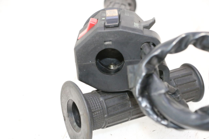 photo de RIGHT SWITCH KAWASAKI GPX F ZX750F 750 (1986 - 1990) - Fixing points details