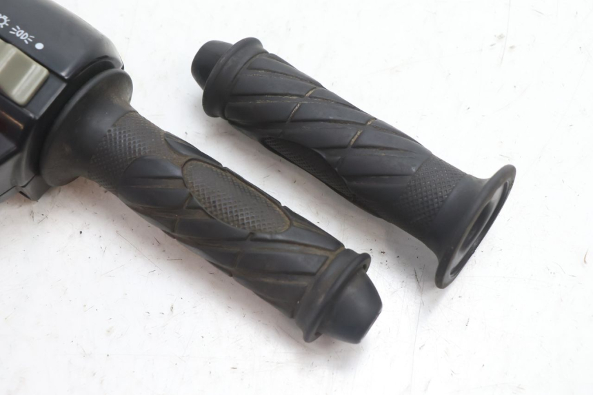 photo de RIGHT HANDLEBAR SWITCH TNT MOTOR GRIDO 2T 50 (2010 - 2019) - Zoom on usage condition