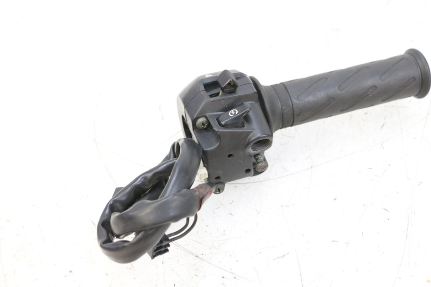 photo de RIGHT SWITCH SUZUKI GSXR GSX-R 1000 (2003 - 2004) - Alternative perspective