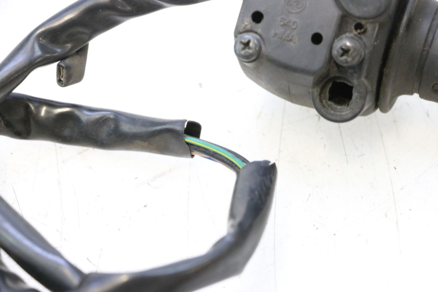 photo de RIGHT SWITCH SYM GTS EVO 125 (2009 - 2013) - Fixing points details