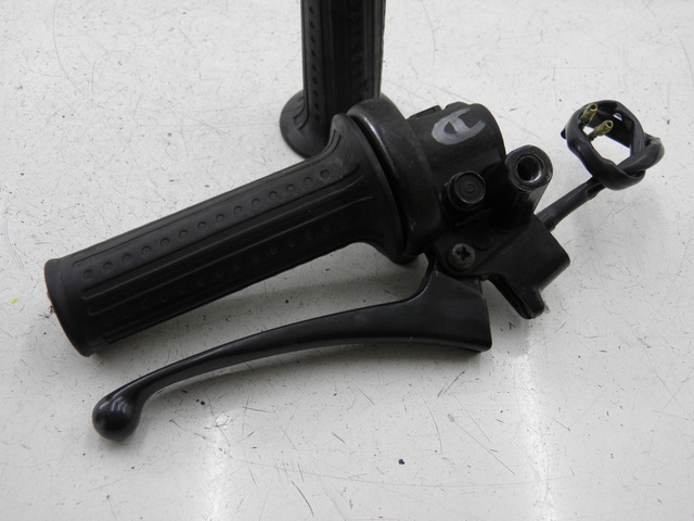 photo de RIGHT SWITCH HONDA NH VISION 50 (1985 - 1994) - Fixing points details