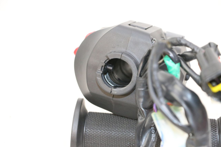 photo de RIGHT SWITCH HUSQVARNA SVARTPILEN 401 (2018 - 2023) - Alternative perspective