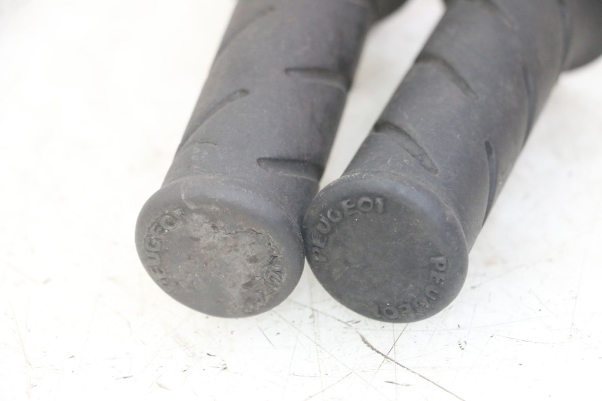 photo de RIGHT SWITCH PEUGEOT JET FORCE CARBU 50 (2003 - 2016) - Fixing points details