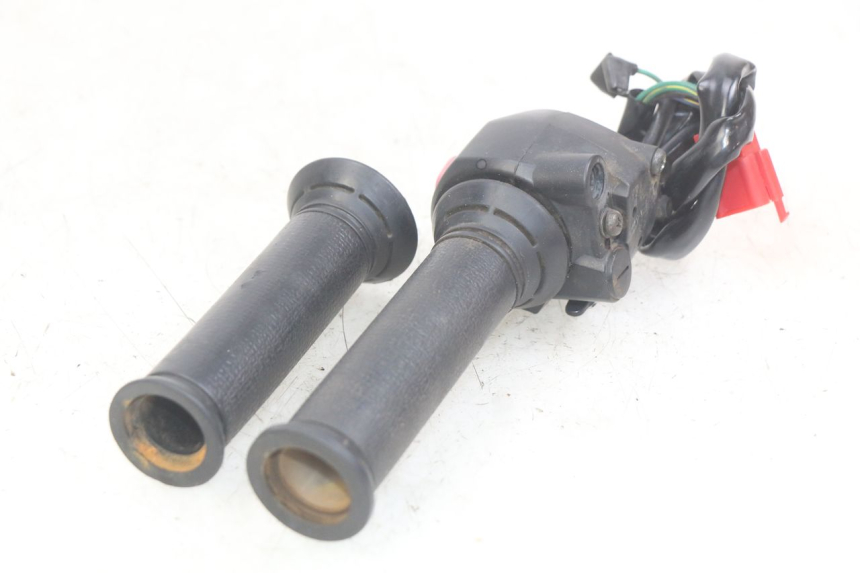 photo de RIGHT HANDLEBAR SWITCH SYM JET SPORT XR 50 (2006 - 2015) - Zoom on usage condition