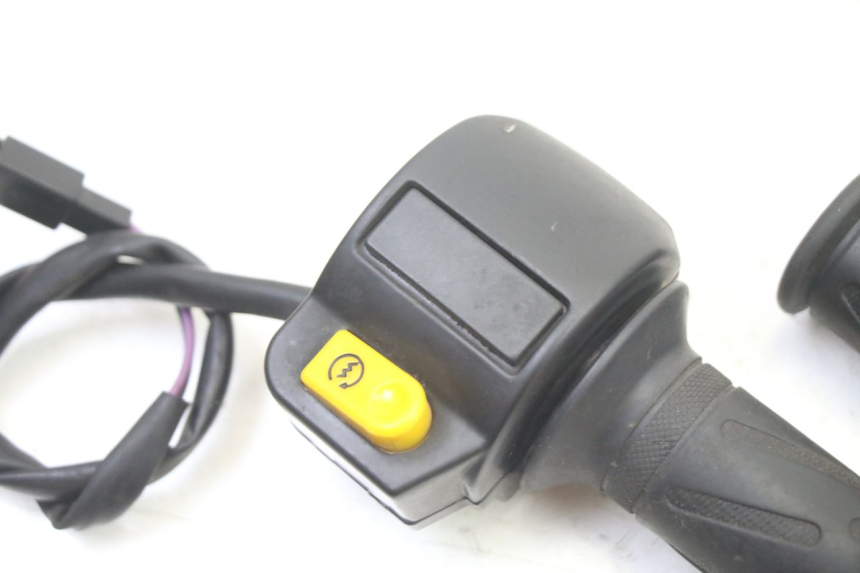 photo de RIGHT HANDLEBAR SWITCH PEUGEOT KISBEE 2T 50 (2010 - 2017) - Component detail