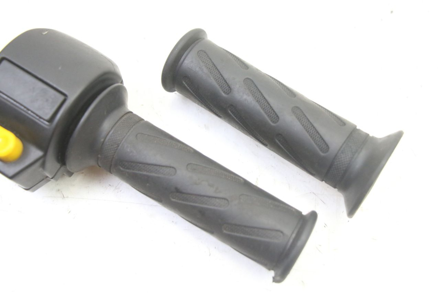 photo de RIGHT HANDLEBAR SWITCH PEUGEOT KISBEE 2T 50 (2010 - 2017) - Zoom on usage condition