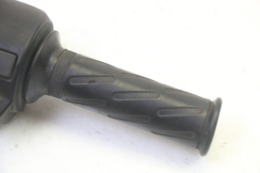 photo de RIGHT HANDLEBAR SWITCH PEUGEOT KISBEE 2T 50 (2010 - 2017) - Zoom on usage condition